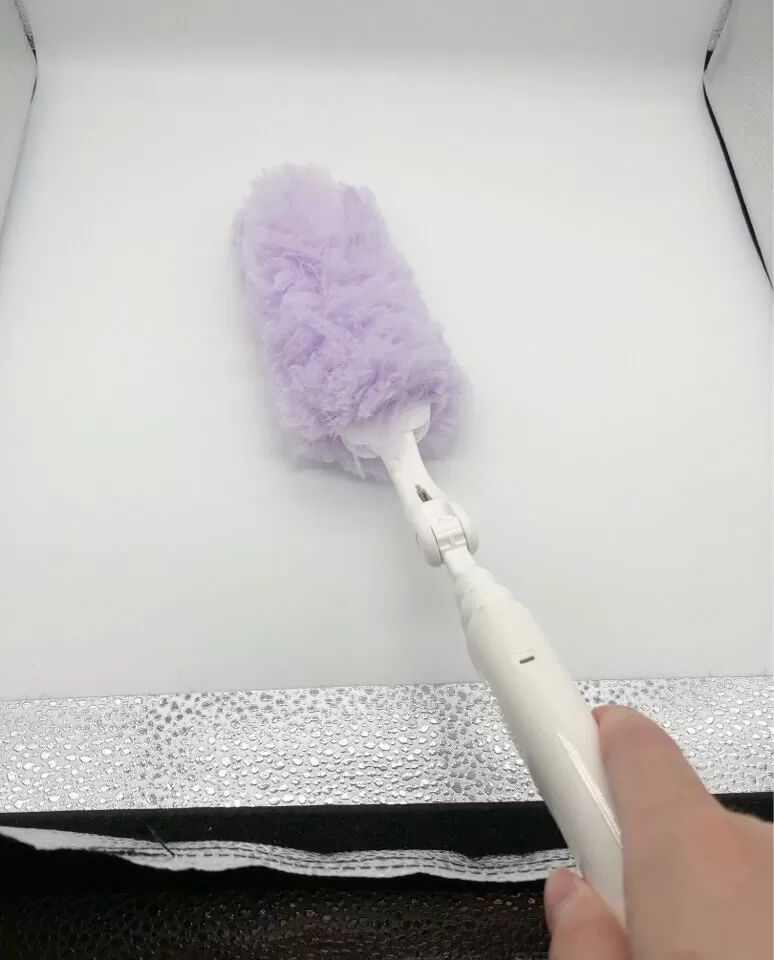 クイックルワイパー ハンディは600円で買える優れもの。キーボードやモニターの掃除にも使えるので1本は持っておきたい
