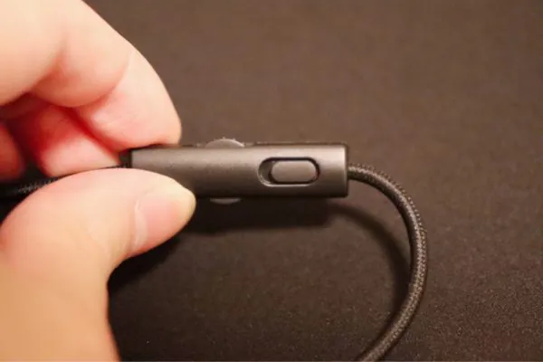 Razer Kraken Pro V2にはリモコン機能が付いている。ボリューム・ミュート操作が可能