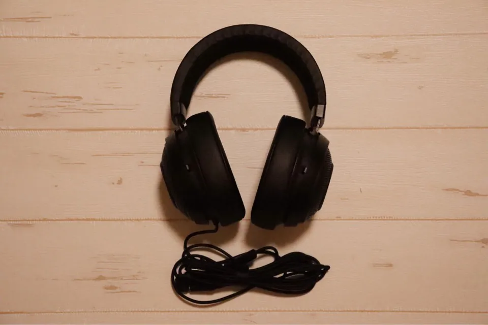 Razer Kraken Pro V2の全体写真。ケーブルが長い