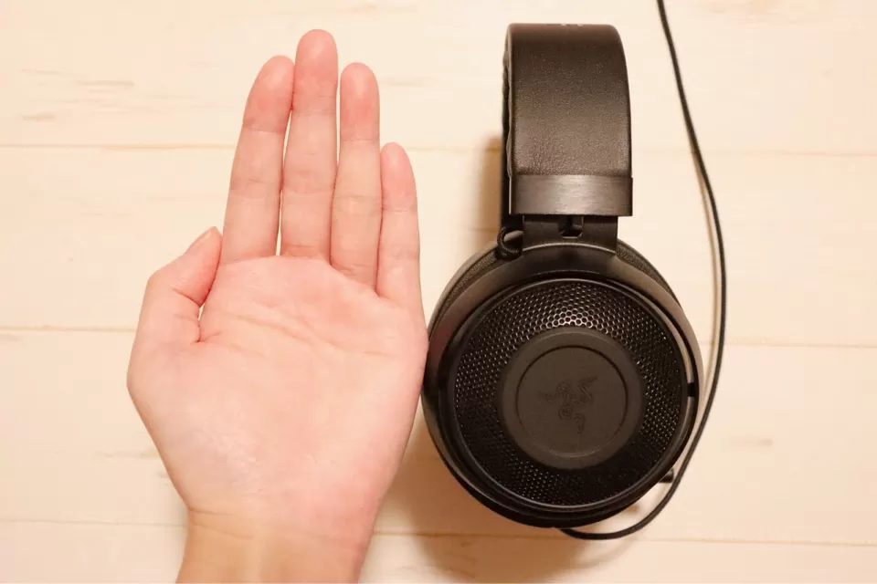 Razer Kraken pro V2のイヤーパッドは大体手のひらサイズ