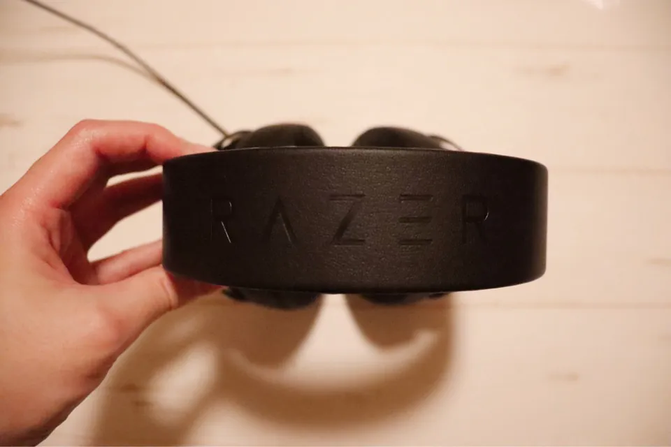 Razer Kraken pro V2のヘッドバンド。上部にはRazerの刻印があります