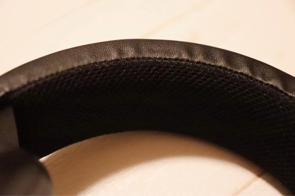 Razer Kraken pro V2のヘッドバンドはメッシュ加工されてある。