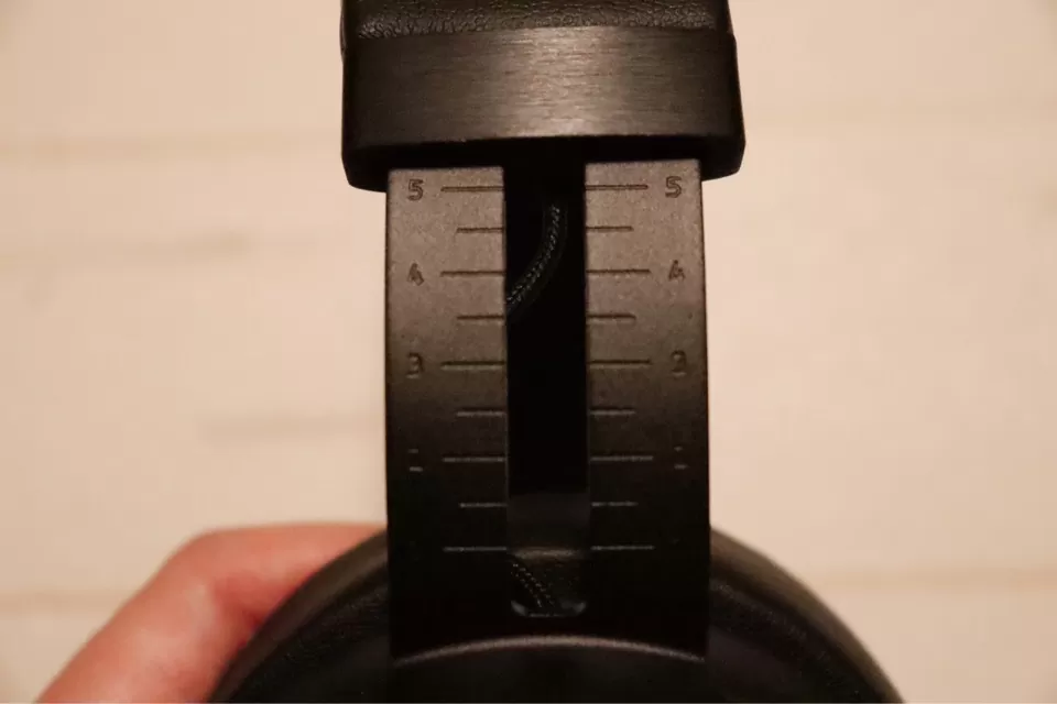 Razer Kraken Pro V2のヘッドアームは5cmまで伸ばす事が可能
