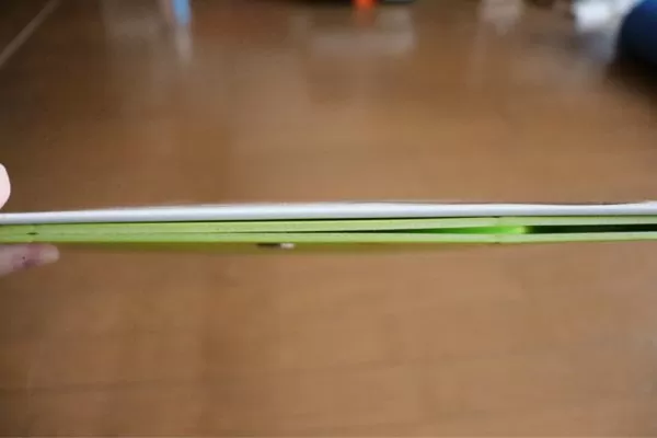 コミケ用折りたたみ椅子に最適なパタットミニ(PATATTO mini)は、厚さ1cm。同人誌2冊分の厚さで、かなり薄い
