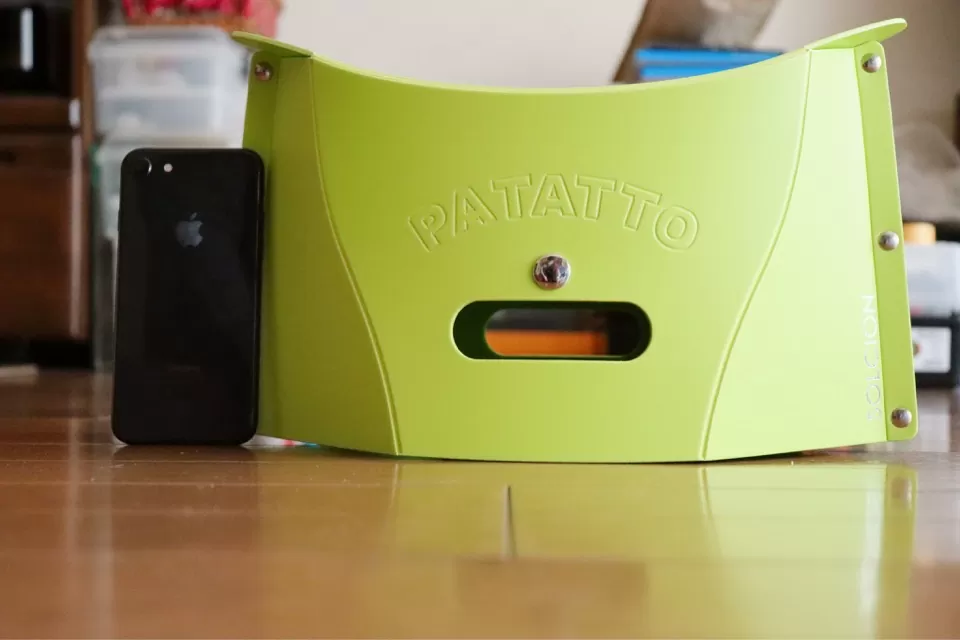 コミケに最適な折りたたみ椅子パタットミニ（PATATTO mini）は、高さがiPhone8より少し高い