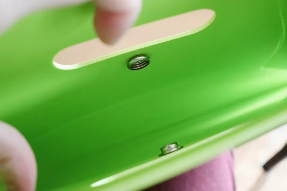 コミケに最適な折りたたみ椅子パタットミニ（PATATTO mini）は、ホックが付いている
