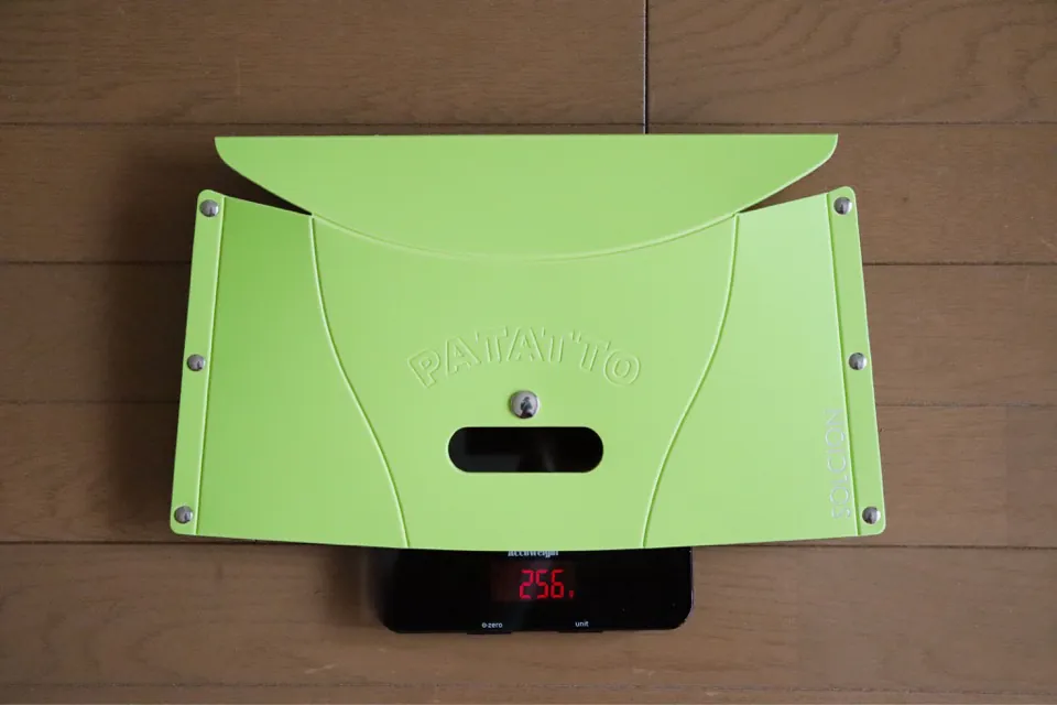 コミケ用の折りたたみ椅子に最適なパタットミニ（PATATTO mini）の重さは256g。かなり軽い
