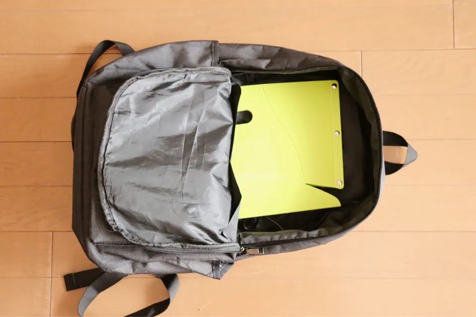 コミケ用折りたたみ椅子に最適なパタットミニ（PATATTO mini）は、リュックの中に入れる事ができる