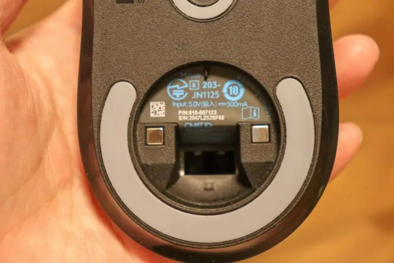 PRO X SUPERLIGHTのフタを開けるとレシーバー収納スペースが現れる