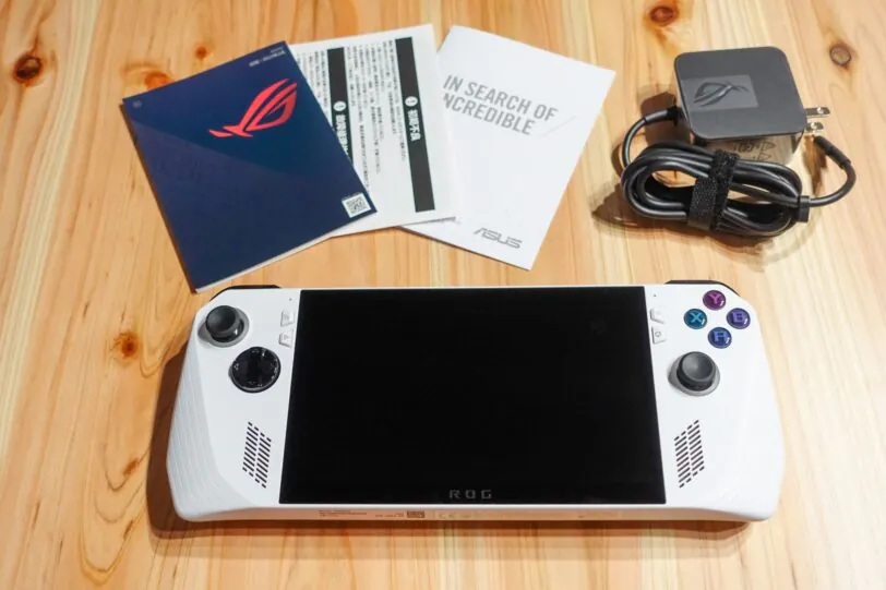 ASUS ROG Allyの内容物は、本体と取扱説明書および充電用のコンセント
