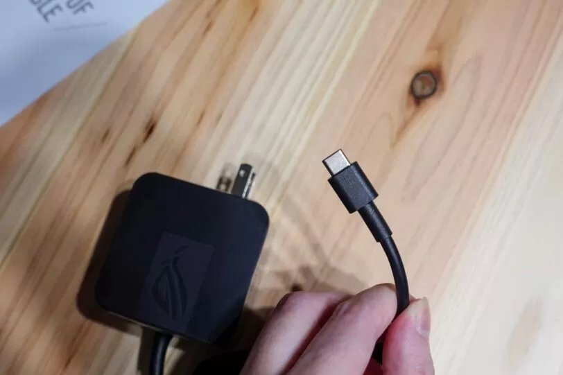 ROG Allyの付属品であるACアダプター