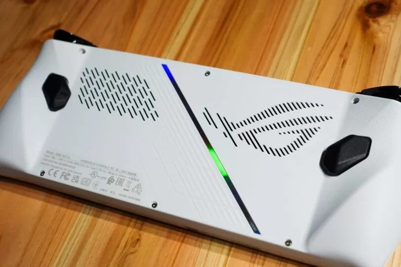 ROG Allyの背面には通気孔がある
