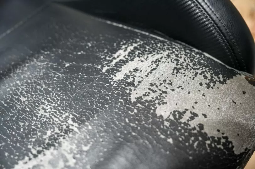 AKRacingは数年使用すると座面が剥げてくる